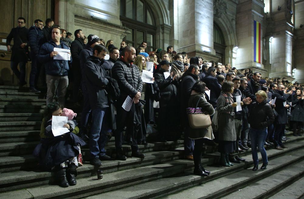 FOTO&VIDEO/ Sute de magistrați au protestat la Curtea de Apel București