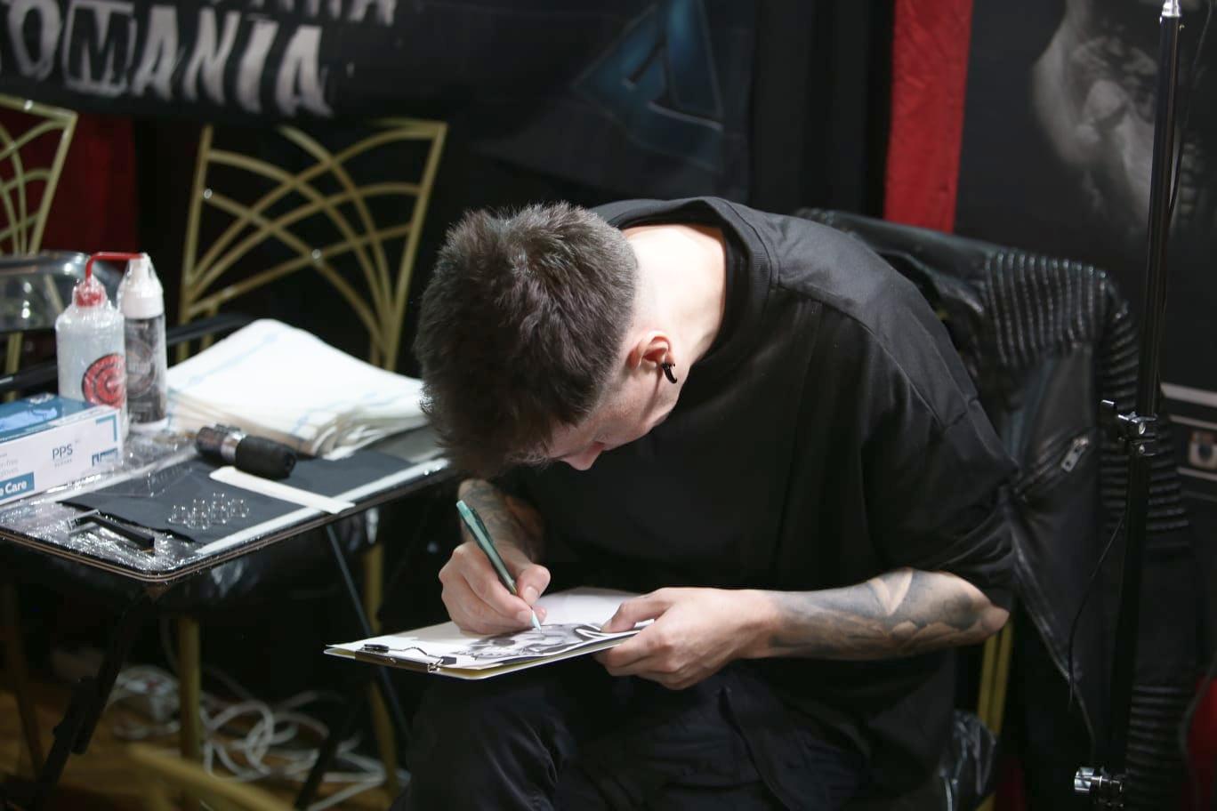 120 de tatuatori din întreaga lume au ajuns la București. Sesiuni de tatuare live, concerte și artă pe piele | FOTO