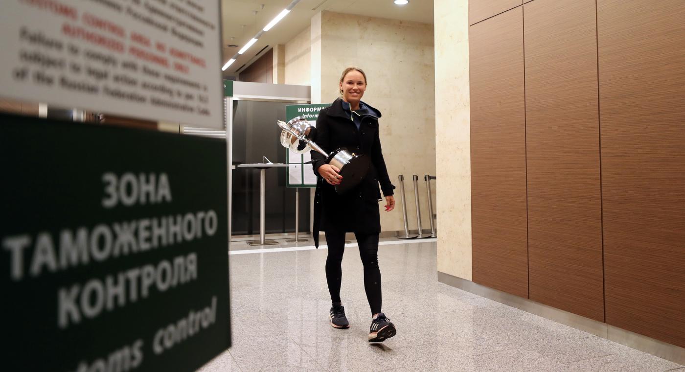 Caroline Wozniacki nu se mai desparte de trofeul câștigat la Australian Open | GALERIE FOTO