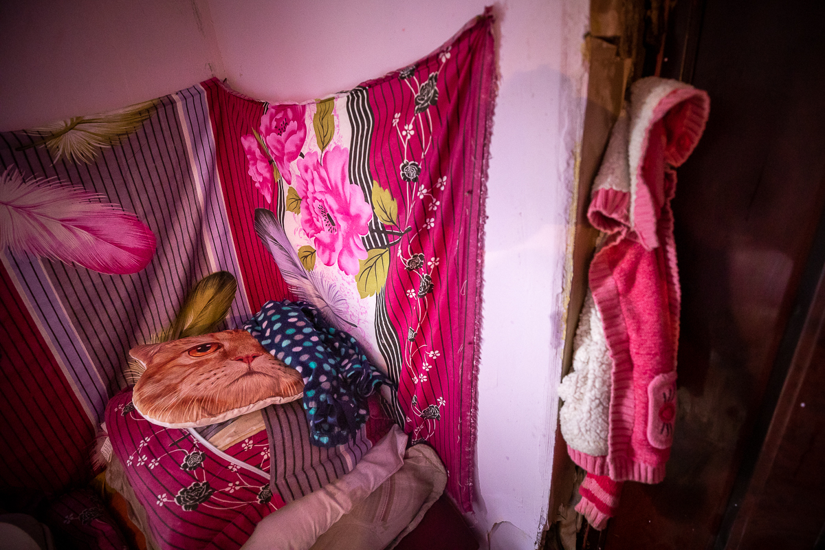 Monica Şamu trăieşte de-o viaţă în favela Sibiului şi speră ca măcar nepoata ei să aibă parte de “condiţii mai bune”. Promisiunea uitată a preşedintelui
