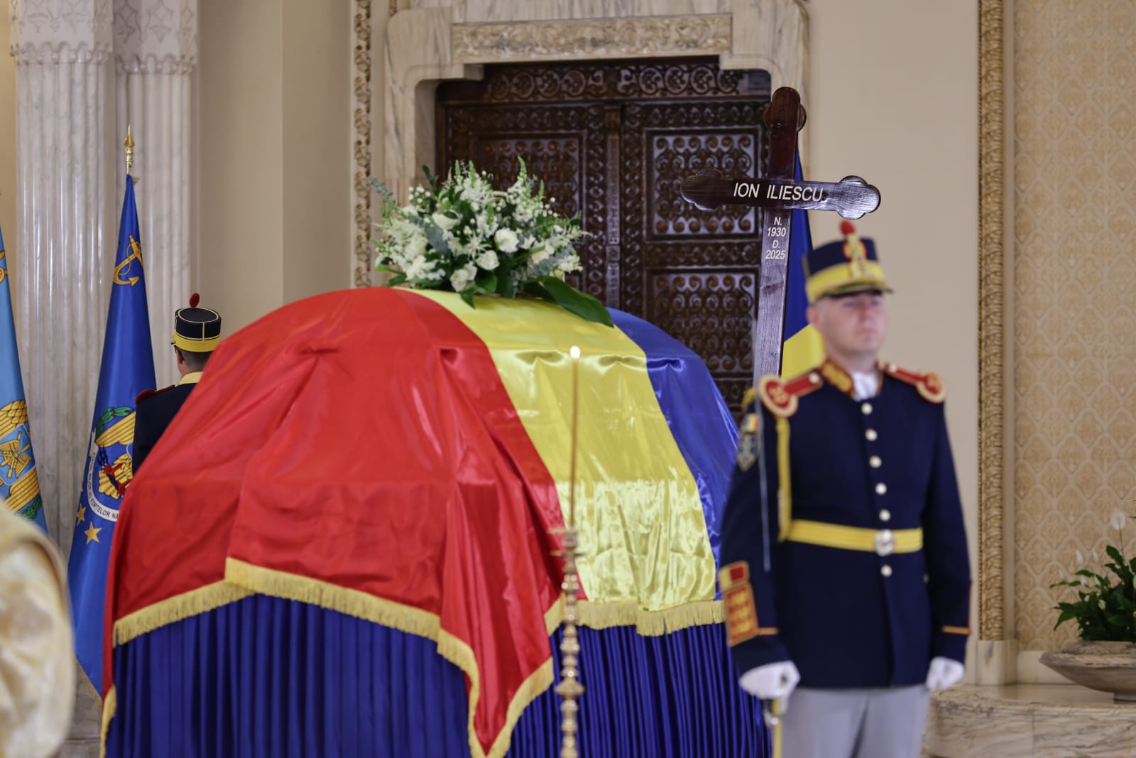 Funeralii de stat pentru Ion Iliescu. Ultimele omagii aduse în fața sicriului fostului președinte, în Sala Unirii, la Palatul Cotroceni