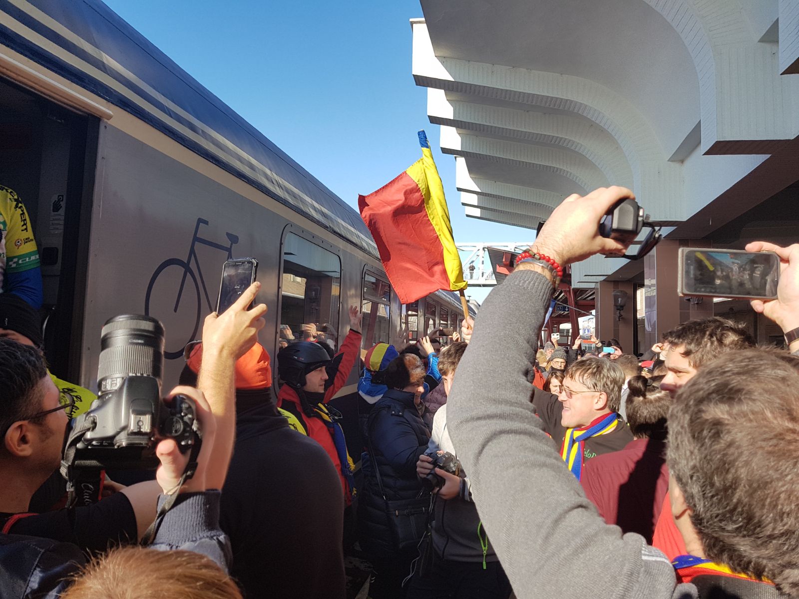 VIDEO REPORTAJ - Părinți, bunici și nepoți au întâmpinat ”Trenul Unirii” în gara Vaslui. Au încins hore și-au cântat la unison