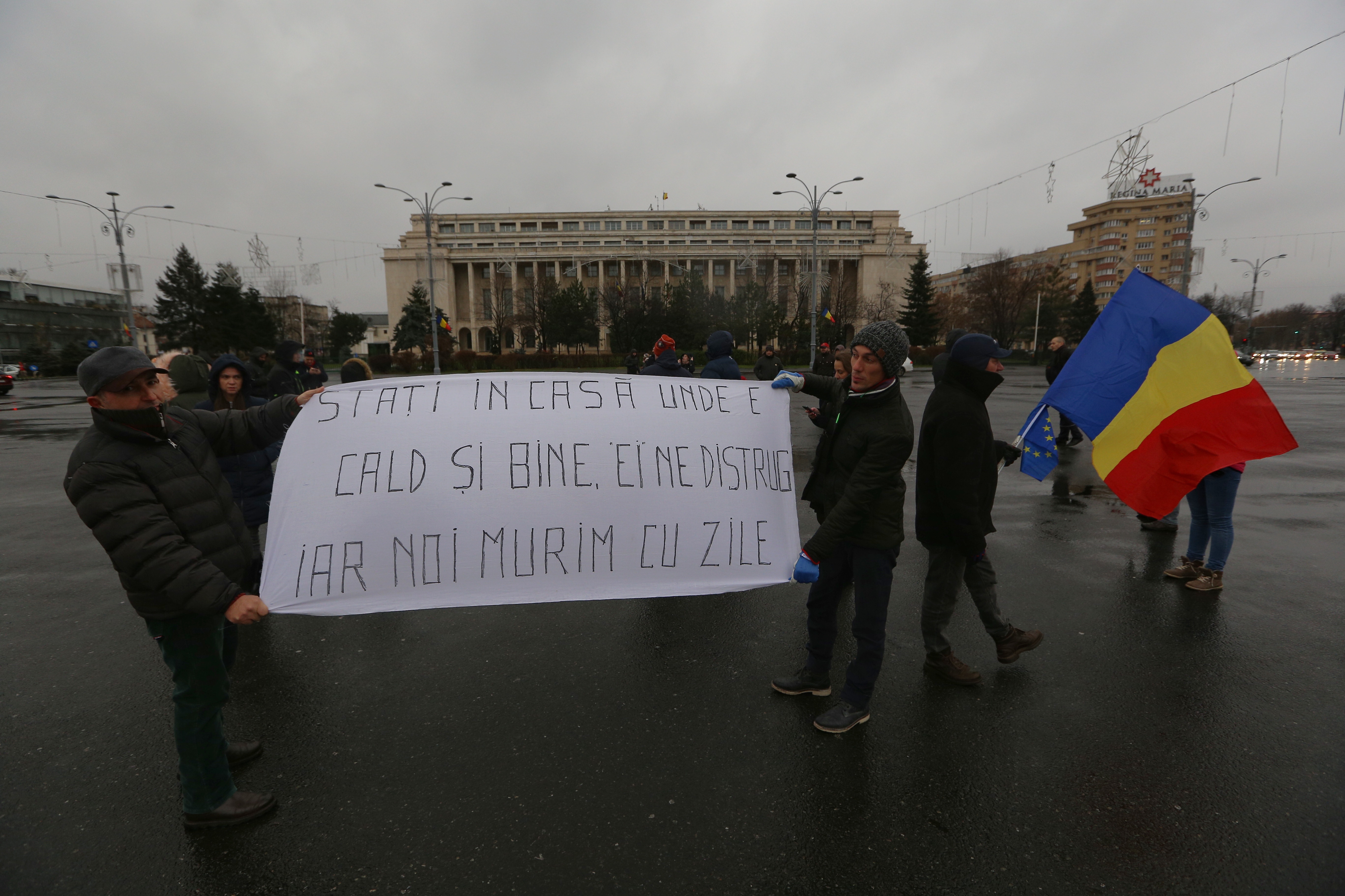 VIDEO/ Oana Pellea și Marius Manole, legați la ochi pentru "noua eră a nepuțintei". Protest mut în Piața Victoriei, duminică 17 decembrie