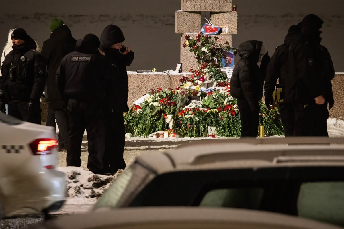Peste 200 de rețineri în Rusia în urma protestelor tăcute. Oamenii au depus flori în memoria lui Aleksei Navalnîi, în mai multe orașe - UPDATE