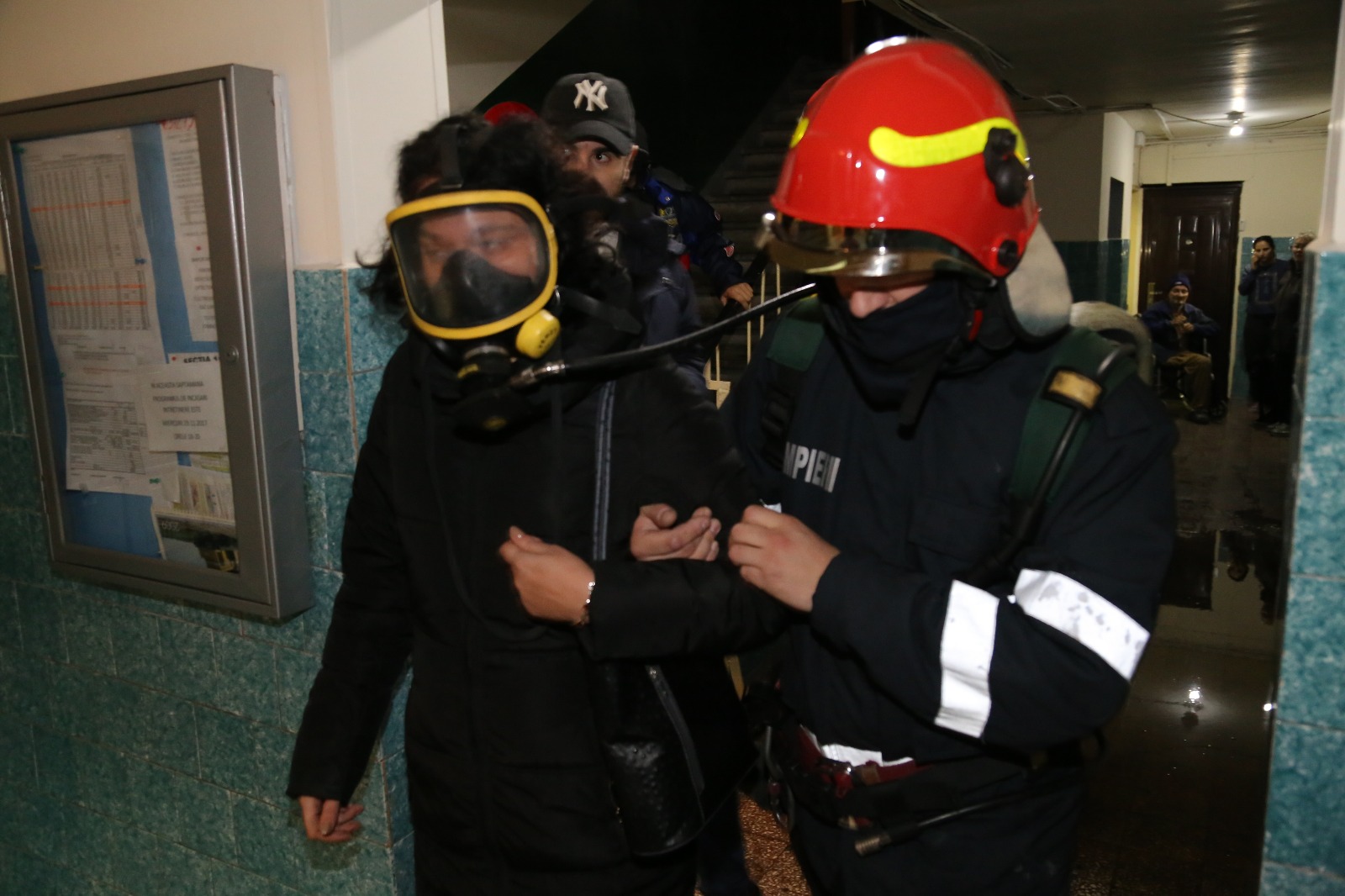 Zeci de oameni, evacuați în urma unui incendiu în București, pe bulevardul Râmnicu Sărat