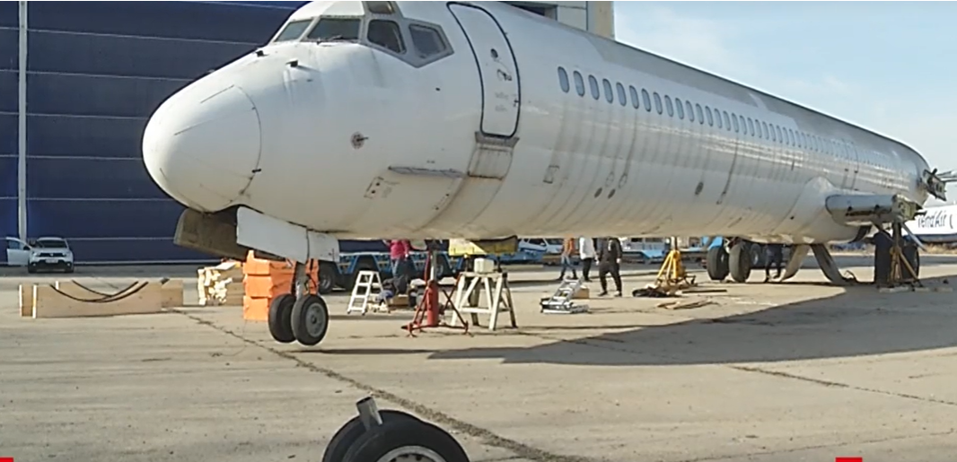 Cine e românul care a cumpărat cu 36.000 de euro un avion și ce plan are cu el. Aeronava, transportată pe străzile din București în noapte
