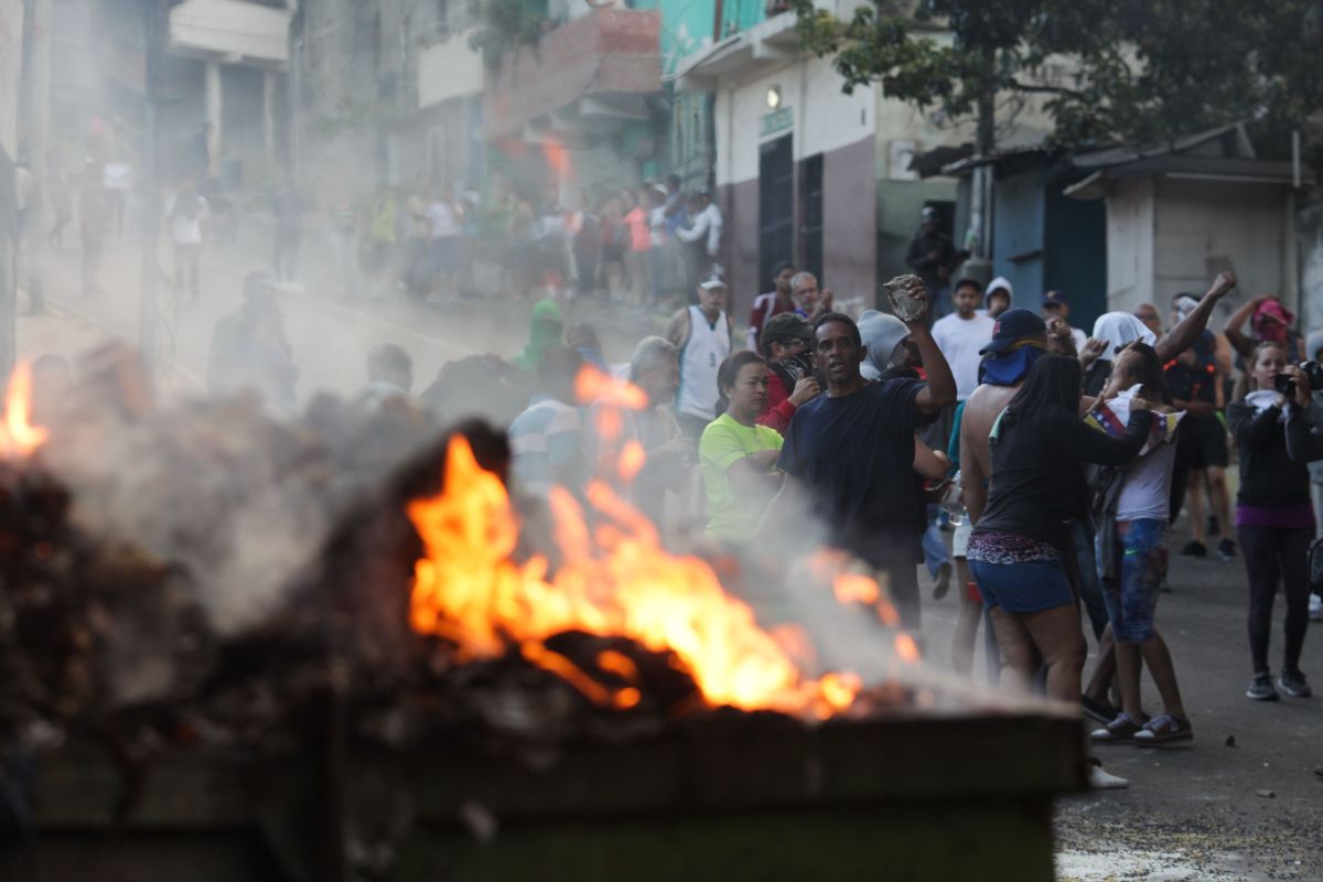 FOTO | Violențe în Venezuela după ce Juan Guaido s-a autoproclamat președinte. Cel puțin șapte persoane au murit în confruntările cu forțele de ordine
