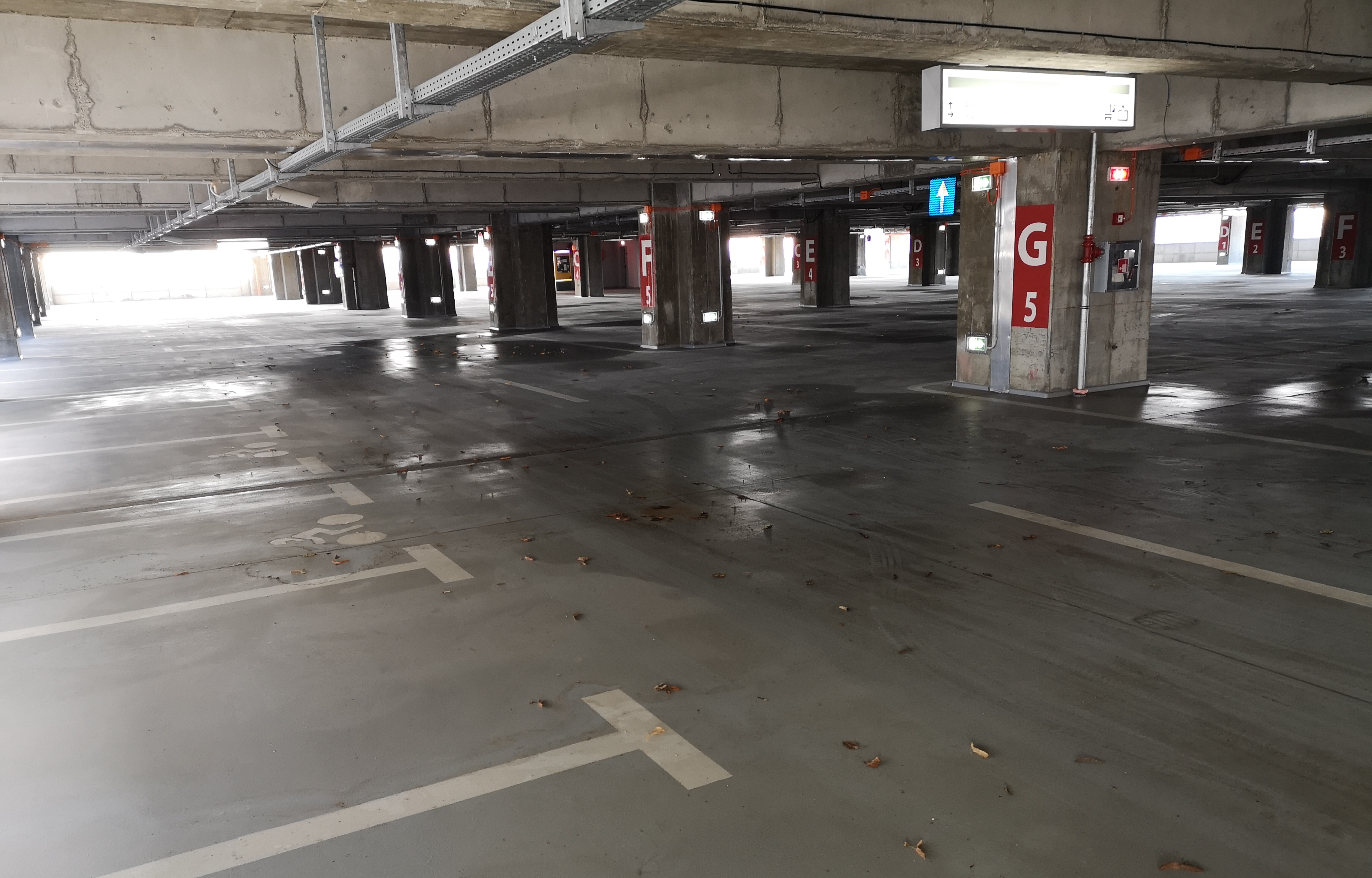 FOTO | Parcarea de 365 de milioane de lei zace goală. Șoferii aleg să parcheze lângă clădirea Străulești inaugurată acum două luni