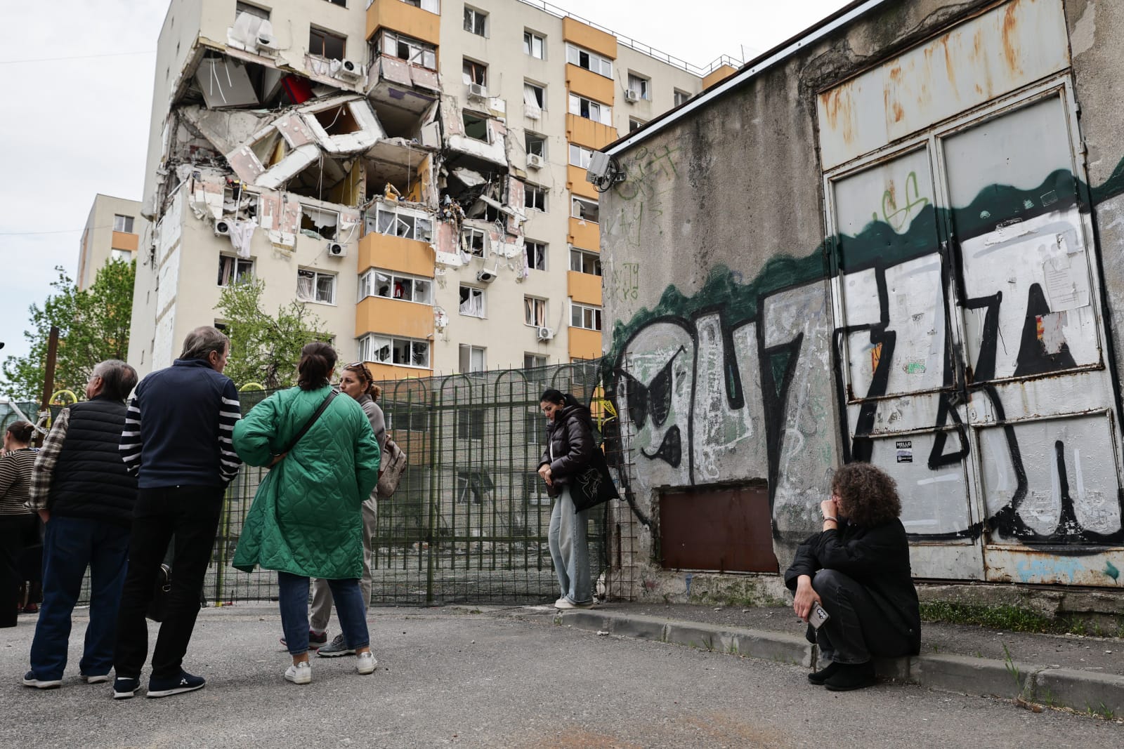 Locatarii blocului care a explodat în Rahova acum 6 luni sunt disperați: „Nimeni nu ne ajută. Venim ca proștii pe aici, ne uităm și plecăm”