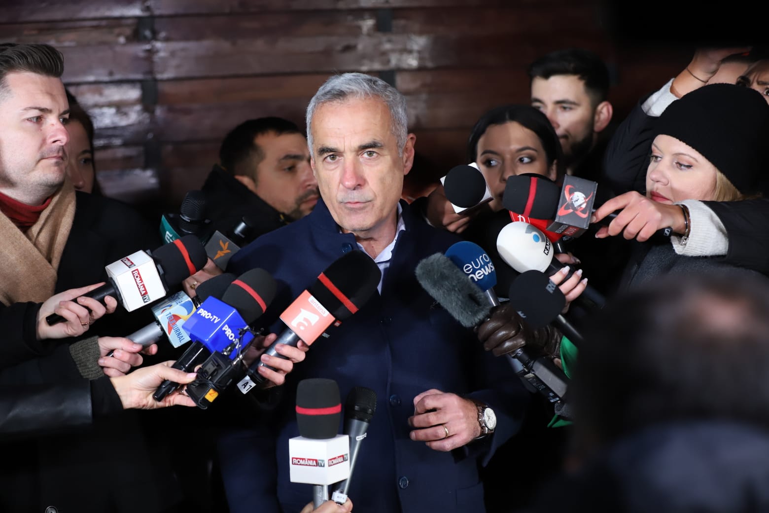 Călin Georgescu a chemat presa la poartă, dar a refuzat să răspundă la întrebări. Jurnaliștii: „Și Vladimir Putin răspunde”