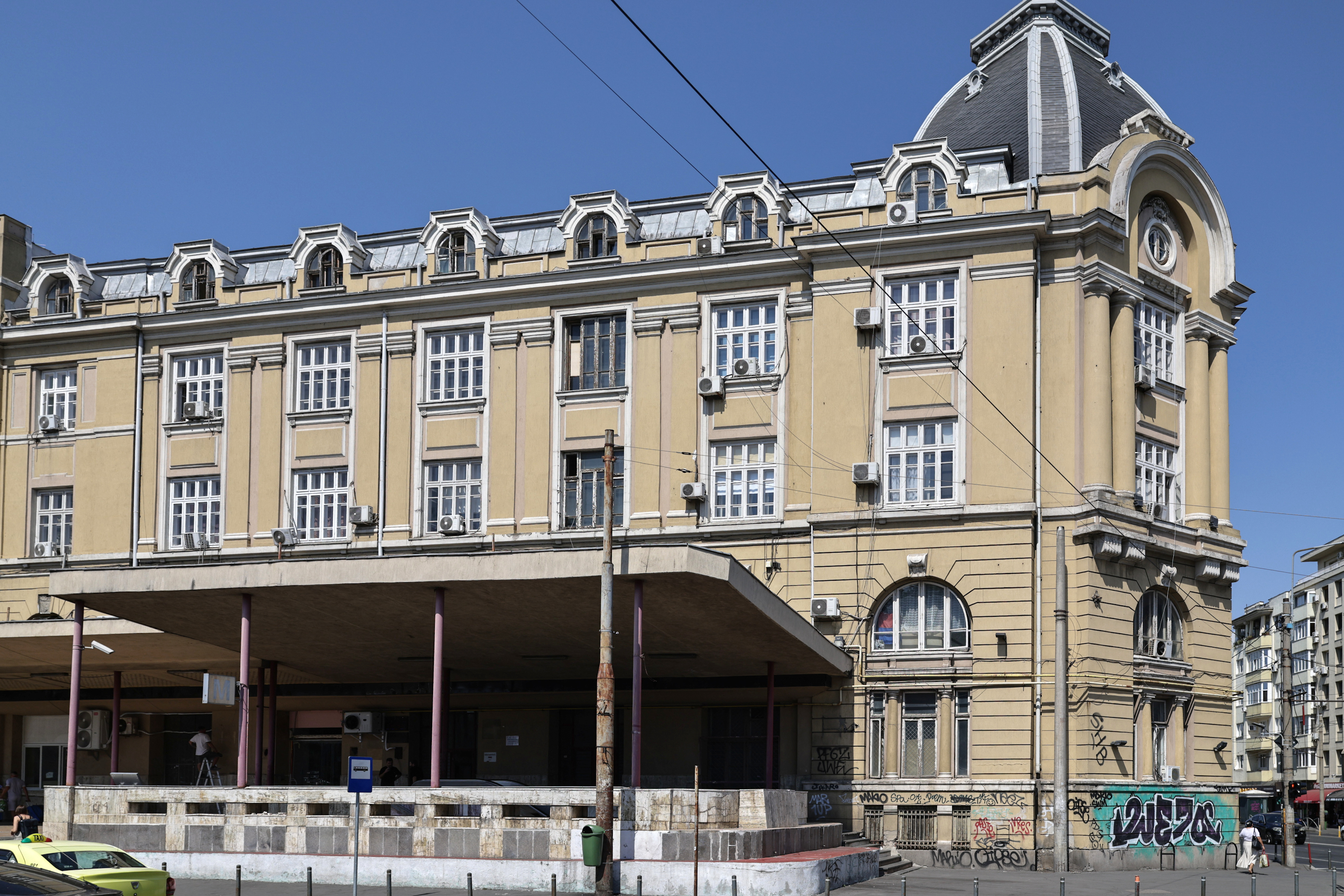 Icoane, merdenele și chiloți. Între istorie și mizerie: ce s-a ales de una dintre cele mai importante clădiri din București