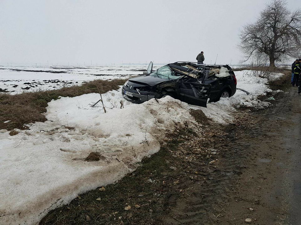 Un mort şi doi răniţi, într-un accident în localitatea Gura Padinii, județul Olt. Mașina a ajuns o grămadă de fiare/FOTO