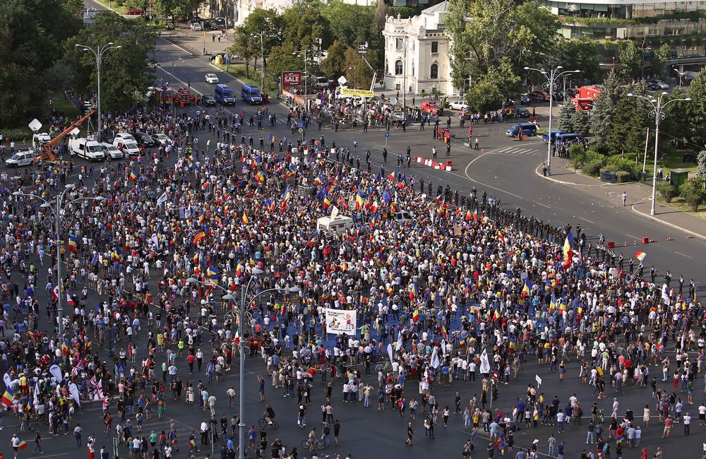 LIVE TEXT/ Mitingul diasporei, în Piața Victoriei. Război total între jandarmi și huligani (FOTO&VIDEO)