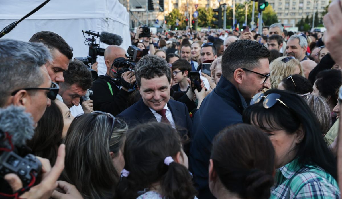 Mii de oameni în Piața Victoriei la mitingul „România în lumină”, organizat de Nicușor Dan. Jandarmeria a sesizat AEP pentru „propagandă electorală” | VIDEO