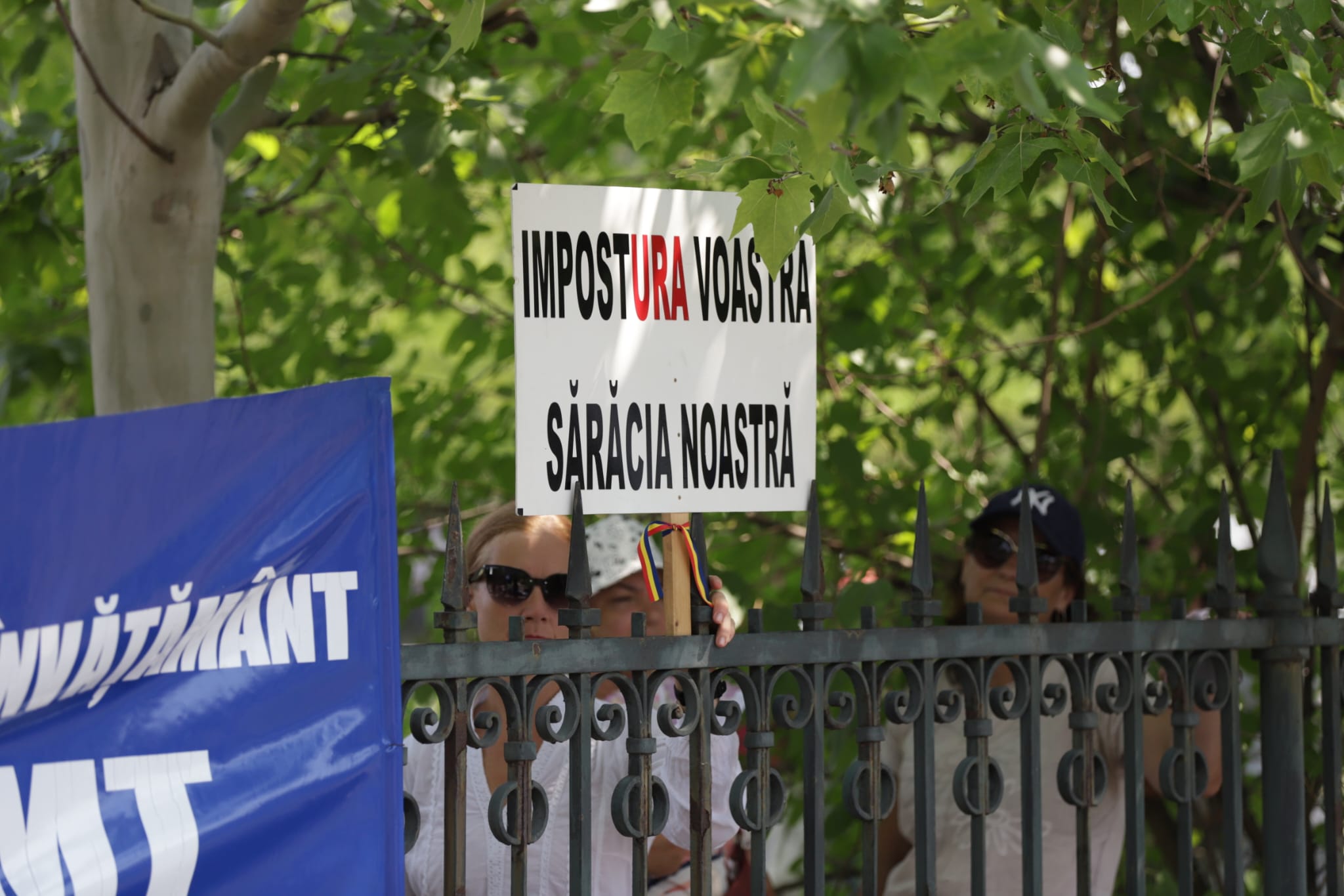 Profesorii și angajații din Sănătate protestează în fața Parlamentului chiar în ziua când Guvernul Bolojan își asumă măsurile de austeritate