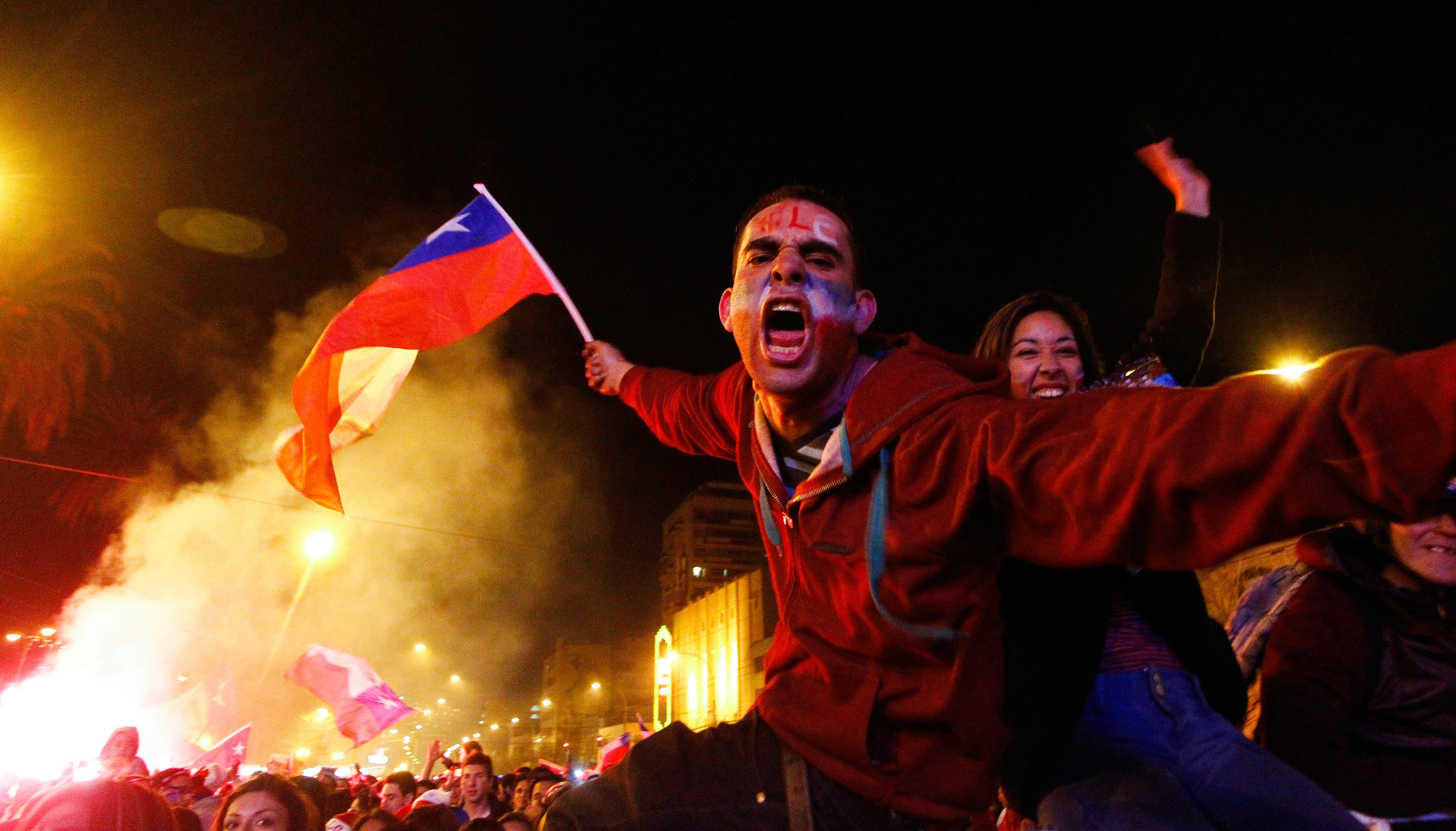Chilienii au sărbătorit pe străzi câștigarea primei Copa America din istorie. ^A fost noapte albă la Santiago / GALERIE FOTO