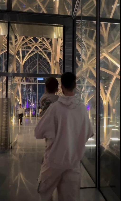 Imagini din vacanța lui Theo Rose cu Anghel Damian și Sasha, băiețelul lor, în Dubai. Ce aniversare importantă au sărbătorit