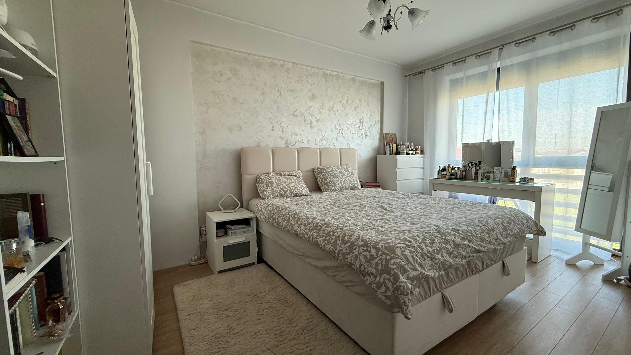 Imagini cu casa în care locuiește Deea Maxer. A scos apartamentul la vânzare: „E momentul să facem o schimbare”