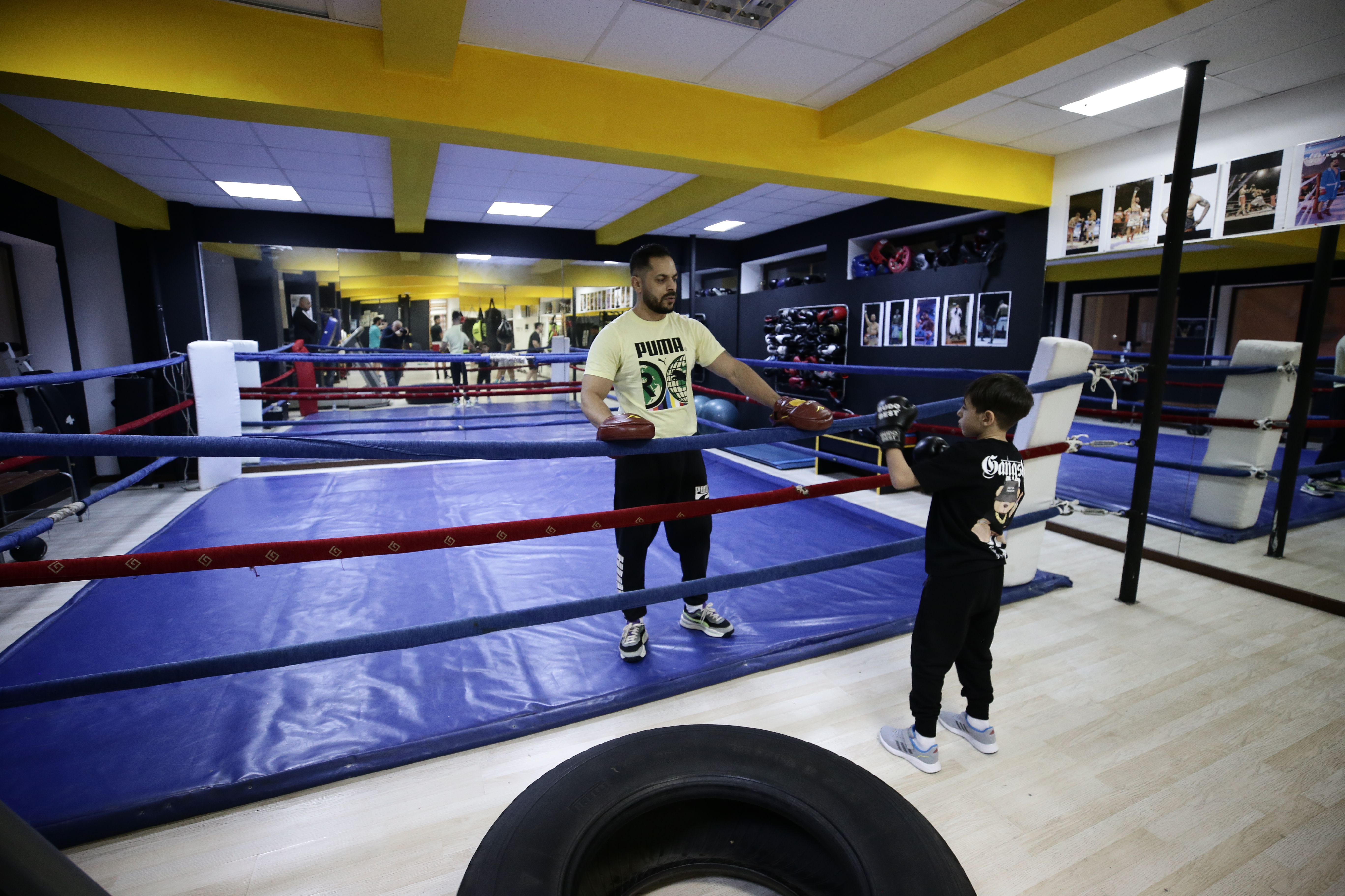 Fight Club de Pipera! Într-o sală din nordul Capitalei, un fost boxer învață mai mulți copii să devină campioni, iar pe corporatiști - să se apere: „Aici ei sunt familia mea”