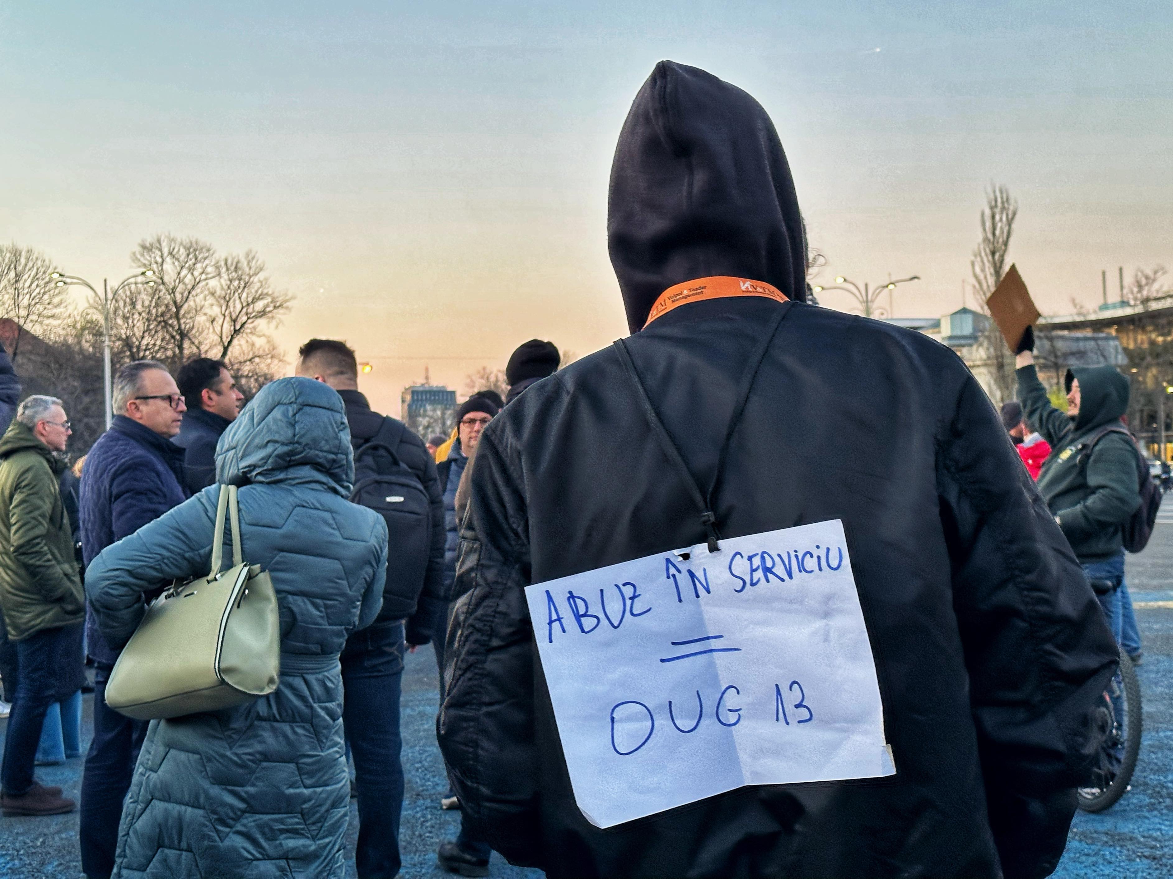 Protest cu zeci de oameni în Piața Victoriei, după ce senatorii au votat pragul de 250.000 de lei pentru abuz în serviciu