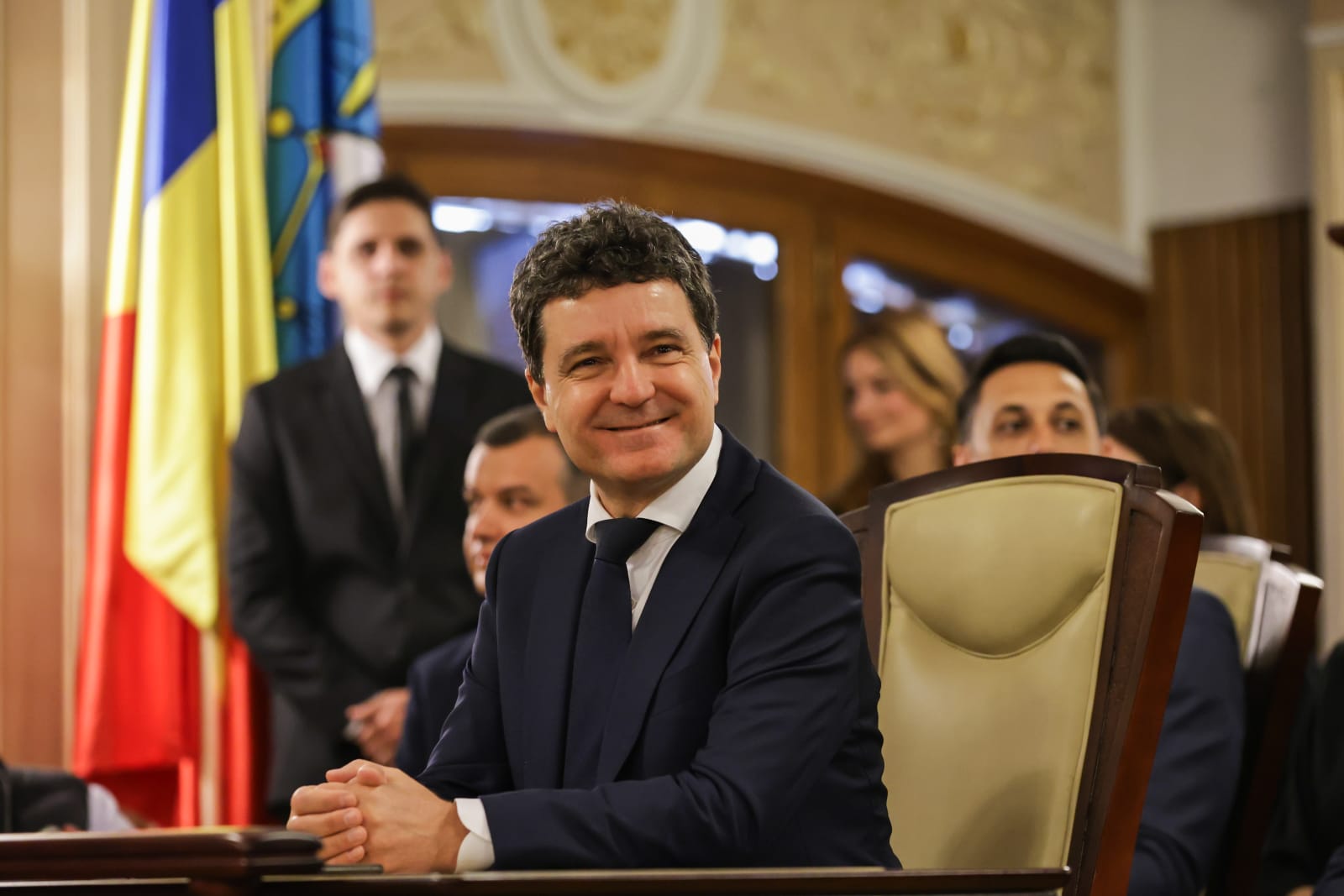 Oamenii președintelui Dan, noile mutări politice și debutul negocierilor pentru guvern. Prima predare simbolică a puterii | Reportaj