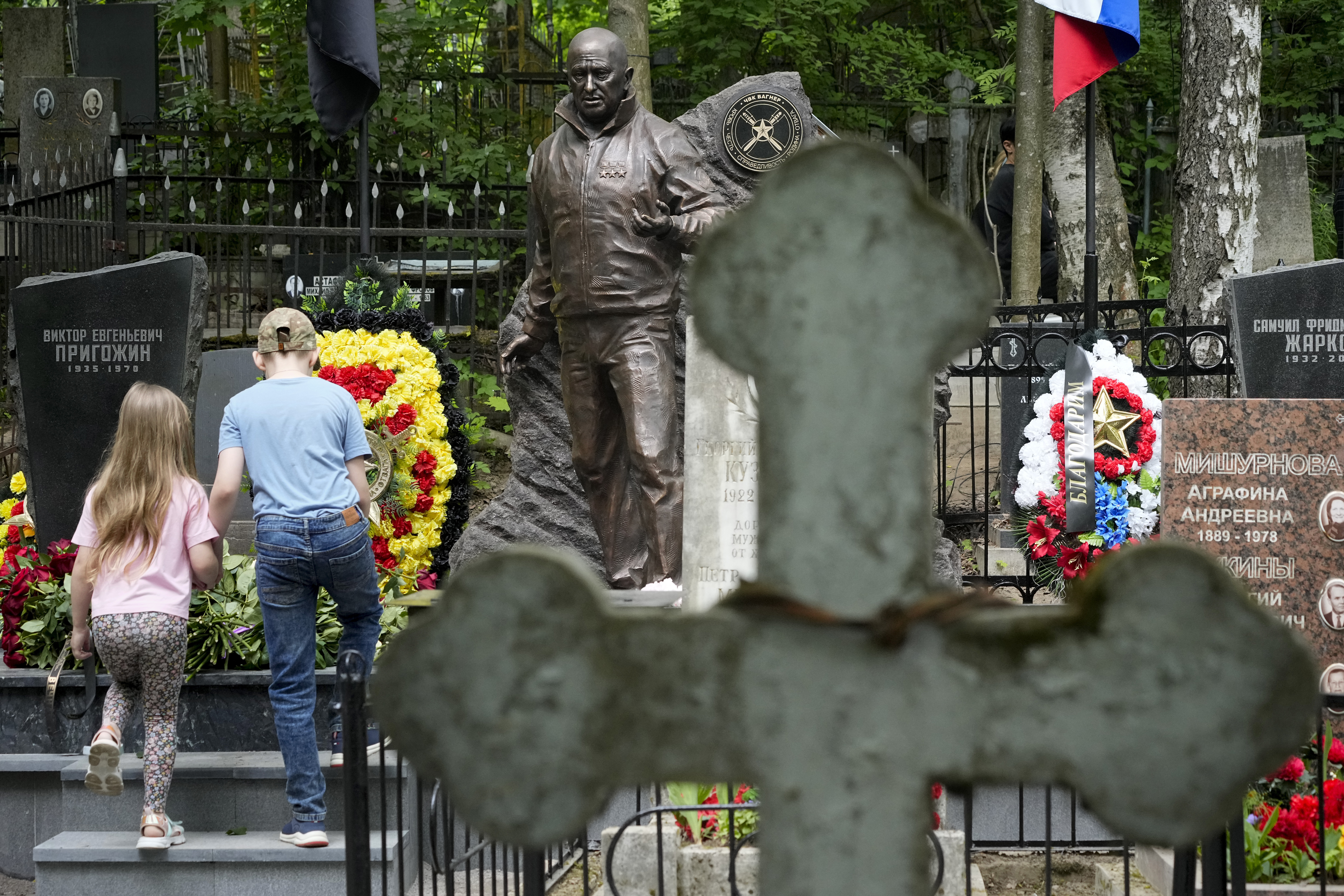 O statuie de bronz a lui Evgheni Prigojin, dezvelită la mormântul său din Sankt Petersburg