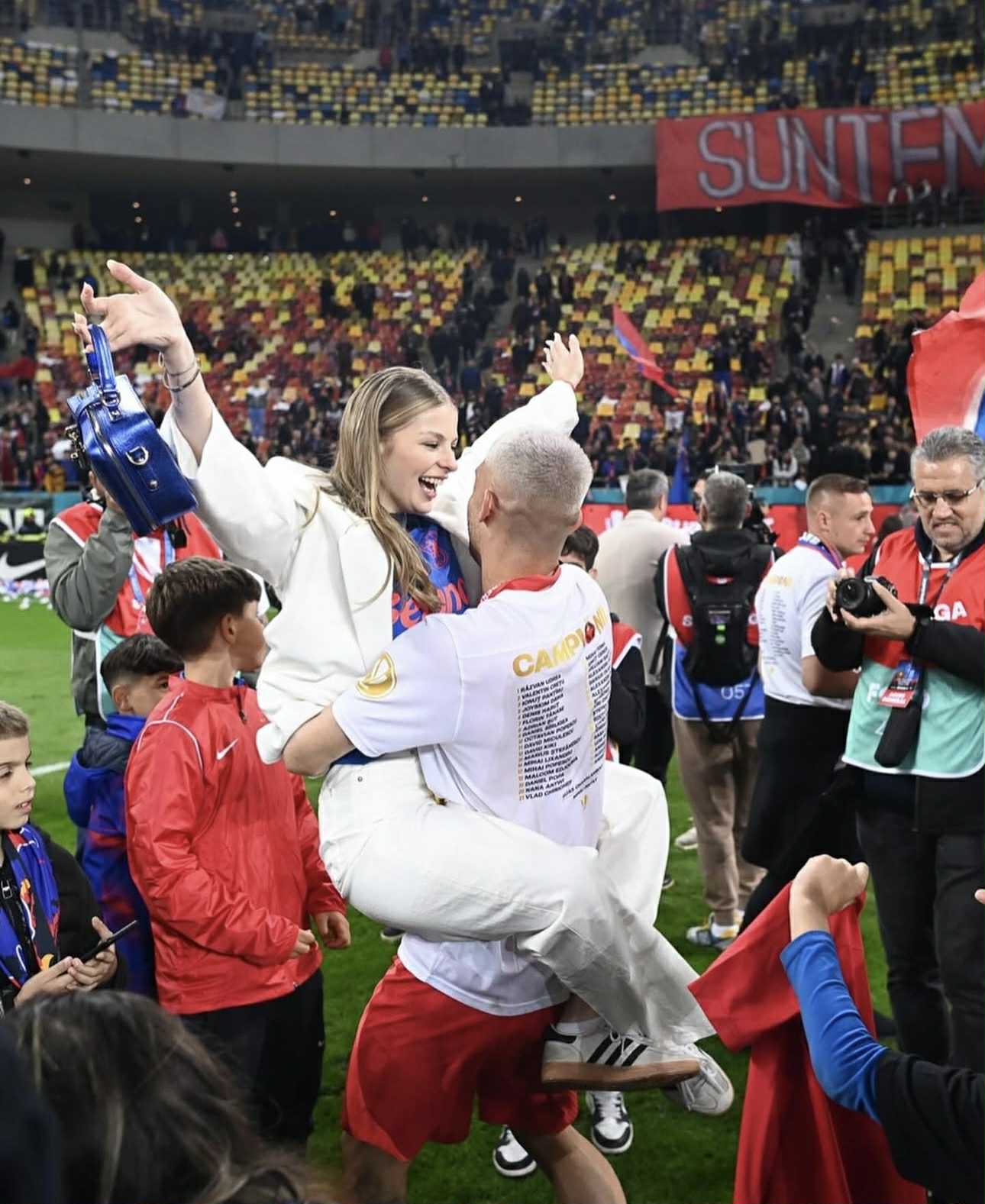 Cum a apărut Antonia Salanta, iubita fotbalistului Daniel Bîrligea, într-o piață din Italia. Îmbrăcată într-o rochie decoltată, imediat a atras atenția