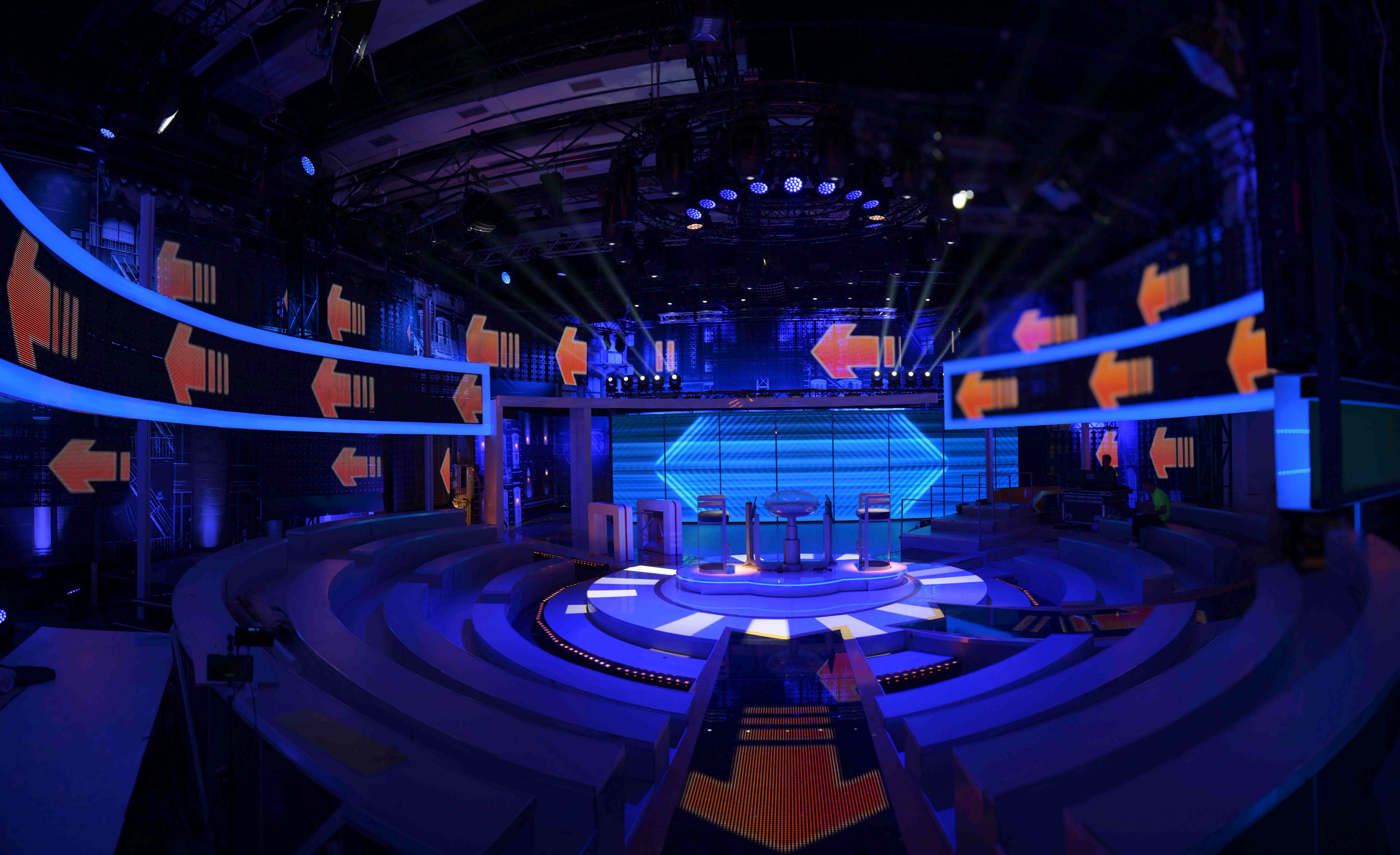Imagini din culisele show-ului „Tu urmezi!” prezentat de Dan Negru la Kanal D. Cum arată platoul de filmare