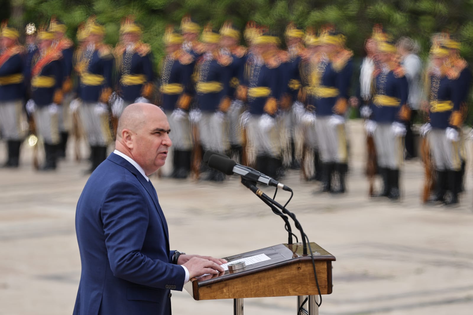 Ziua Forțelor Terestre 2025. Ilie Bolojan a vizitat fără Marcel Ciolacu expoziția de echipamente și tehnică militară din Parcul Carol | VIDEO