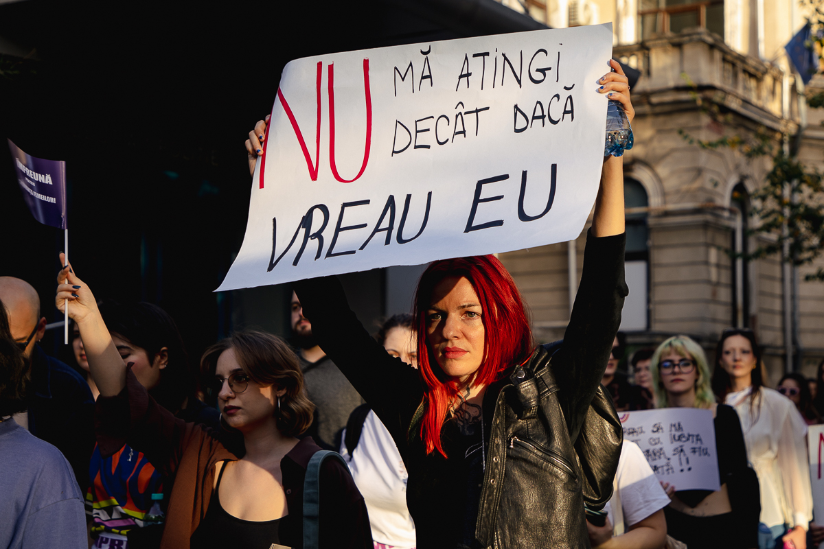 REPORTAJ. De ce au ieșit sute de femei să-și ceară drepturile în stradă: „La mine în sat, violența domestică e regula zilei. Iar poliția nu te ia în serios”