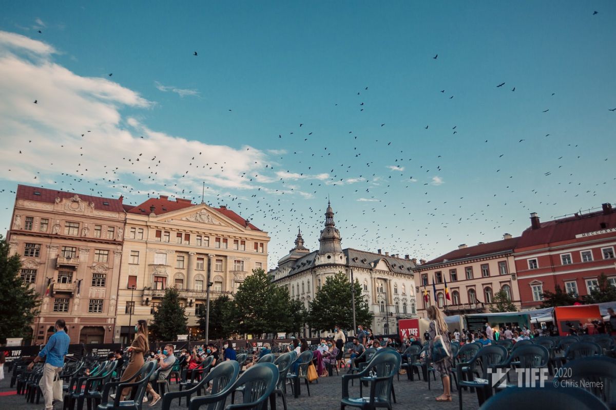 Pasiuni contra COVID. Imagini de la festivalul TIFF din Cluj, unde mii de oameni se uită la filme în aer liber, respectând măsurile