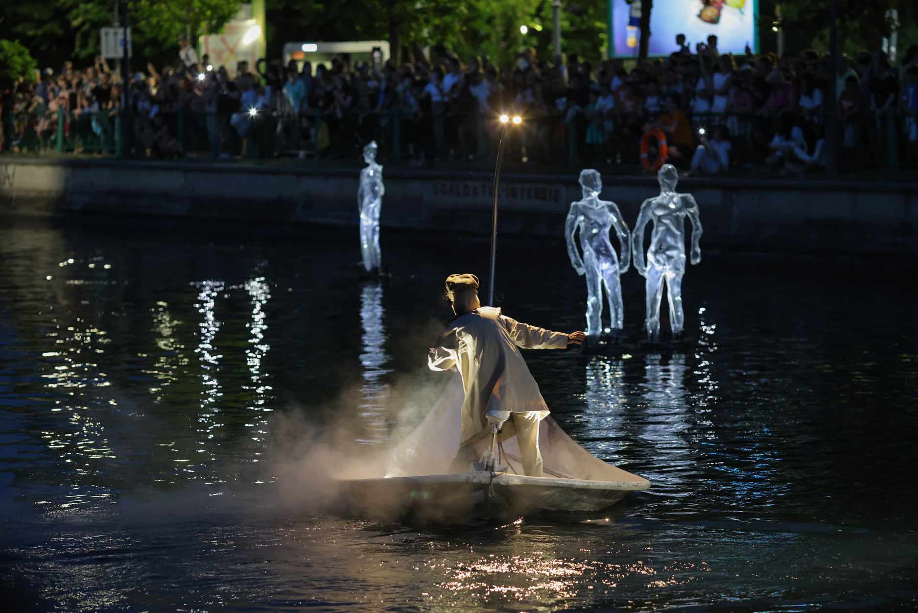 Teatru pe apă. Imagini de la spectacolul inedit desfășurat în București pe râul Dâmbovița