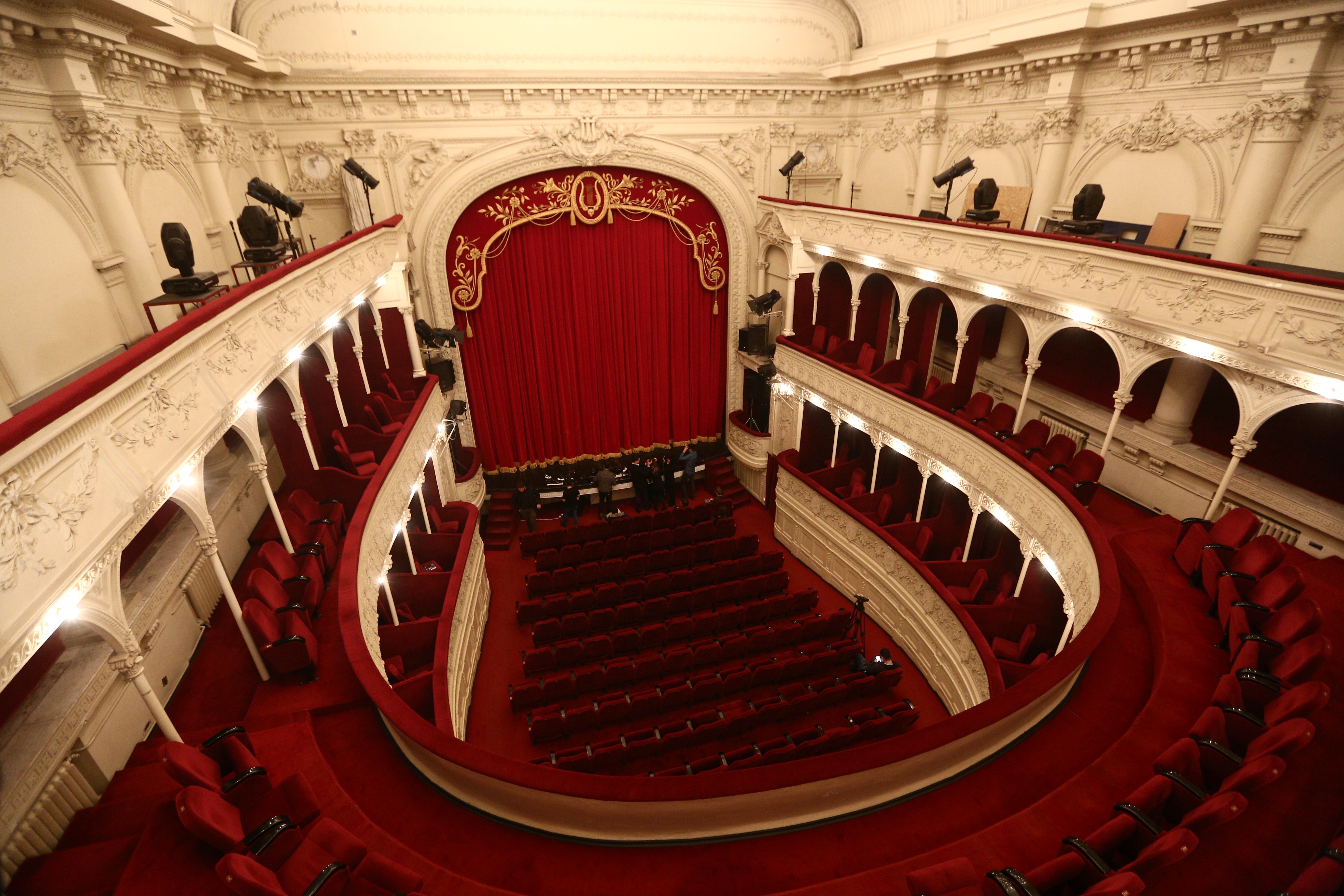 VIDEO/ Upgrade fascinant: Teatrul Odeon cu VR, căști neuronale și portrete digitale. Când tehnologia te poate duce și în... trecut