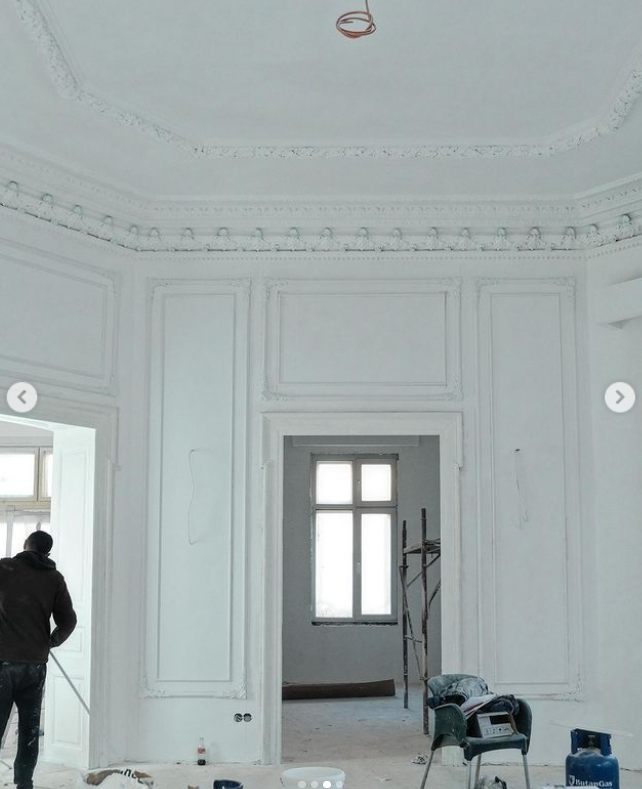 Imagini din casa Anei Baniciu, moștenită de la bunica ei. Livingul este imens. „Mult a fost, puțin a rămas”