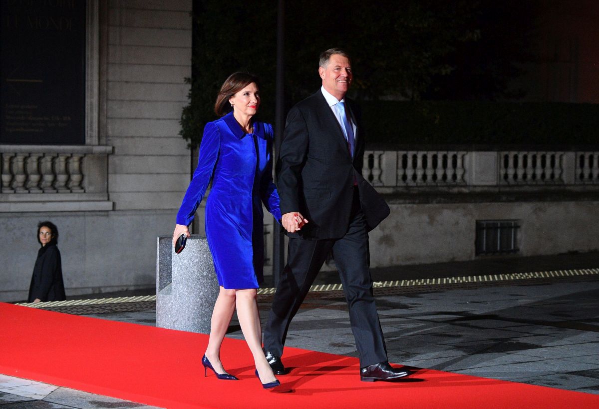 FOTO| Cum s-a îmbrăcat Carmen Iohannis la dineul dat la Paris cu ocazia a 100 de ani de la Ziua Armistițiului. Presa internațională a lăudat-o