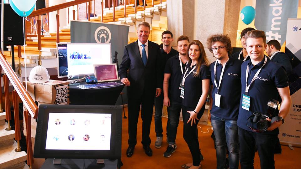 Iohannis atrage atenţia asupra deficitului de personal calificat din IT: Sistemul de învăţământ trebuie să integreze rapid educaţia digitală (FOTO)