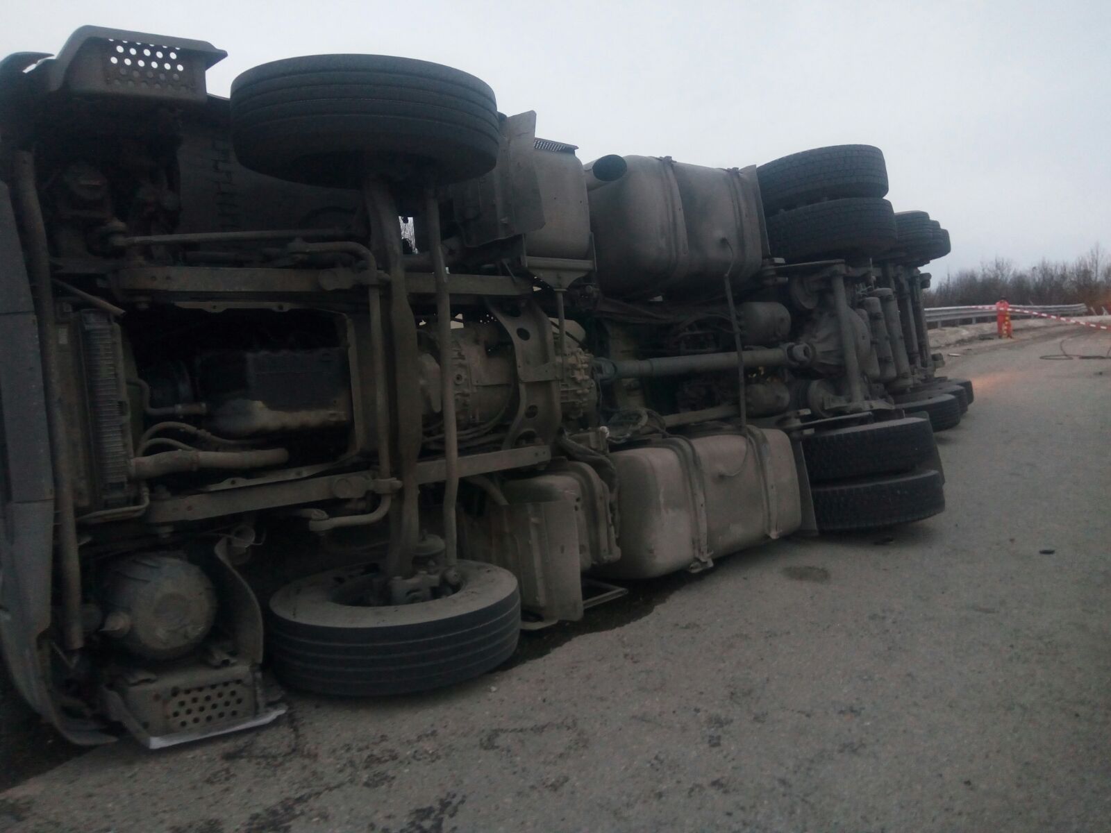 O cisternă încărcată cu sodă caustică lichidă s-a răsturnat pe DN1, în judeţul Braşov. Traficul este blocat|VIDEO&FOTO