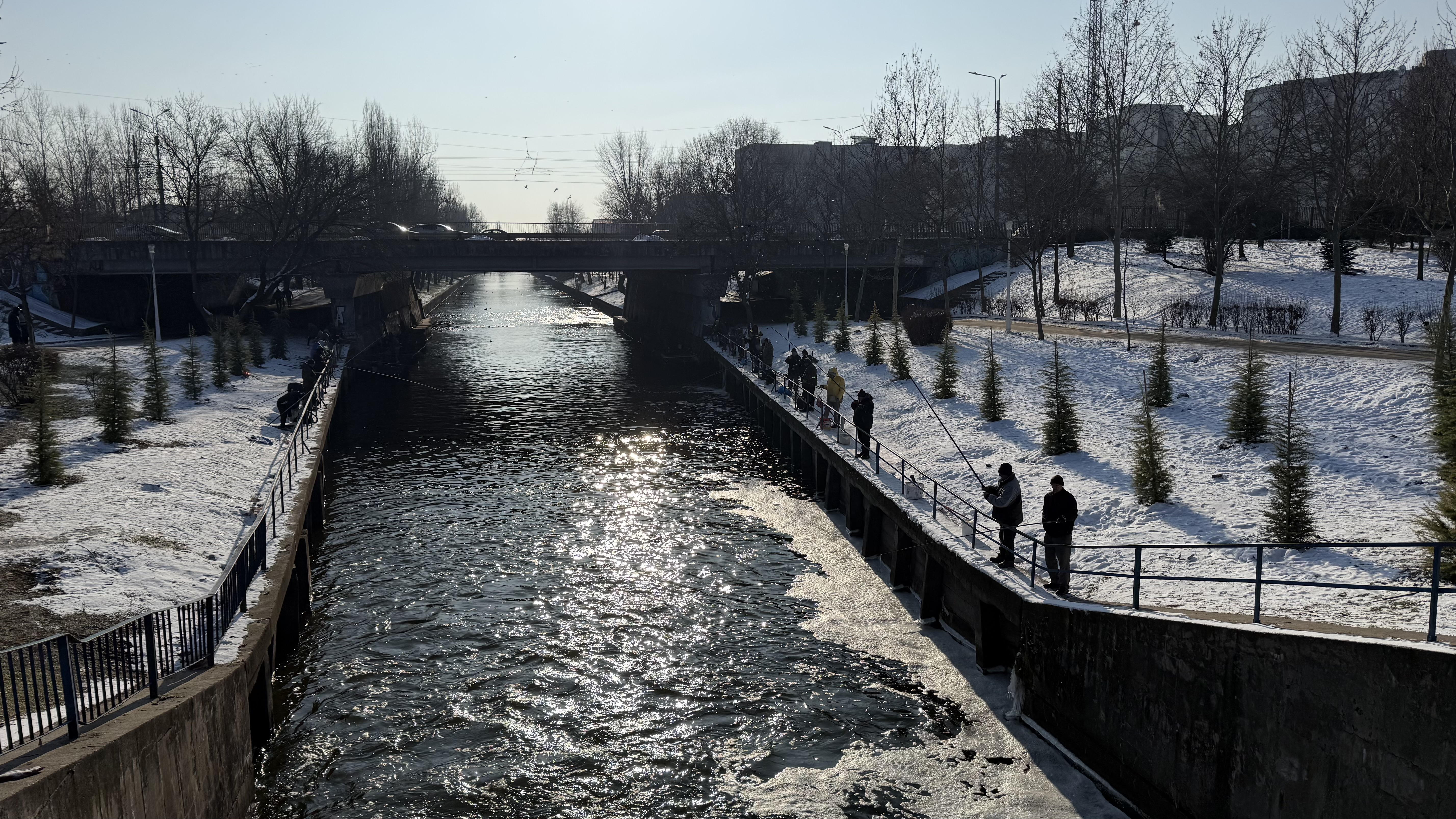 „Mi-e rușine că am muncit o viață și tot tremur pe baltă pentru mâncare”. Cum arată viața pescarilor amatori într-un weekend geros de ianuarie, în Colentina