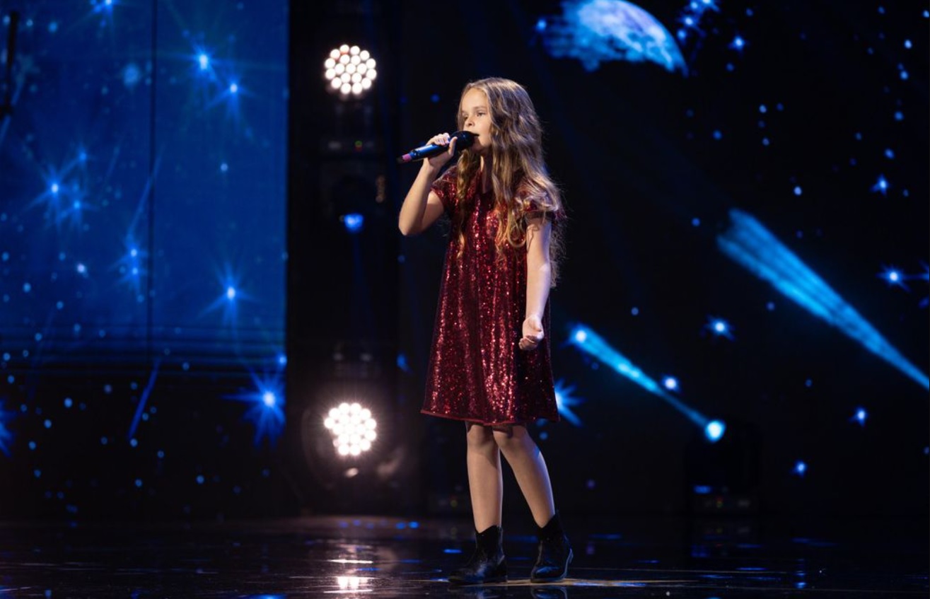 Rebeca Rizea, fetița de la „Românii au talent” despre care Pavel Bartoș a spus că are vocea Mădălinei Manole: „Cântă unu la unu și are doar 8 ani”