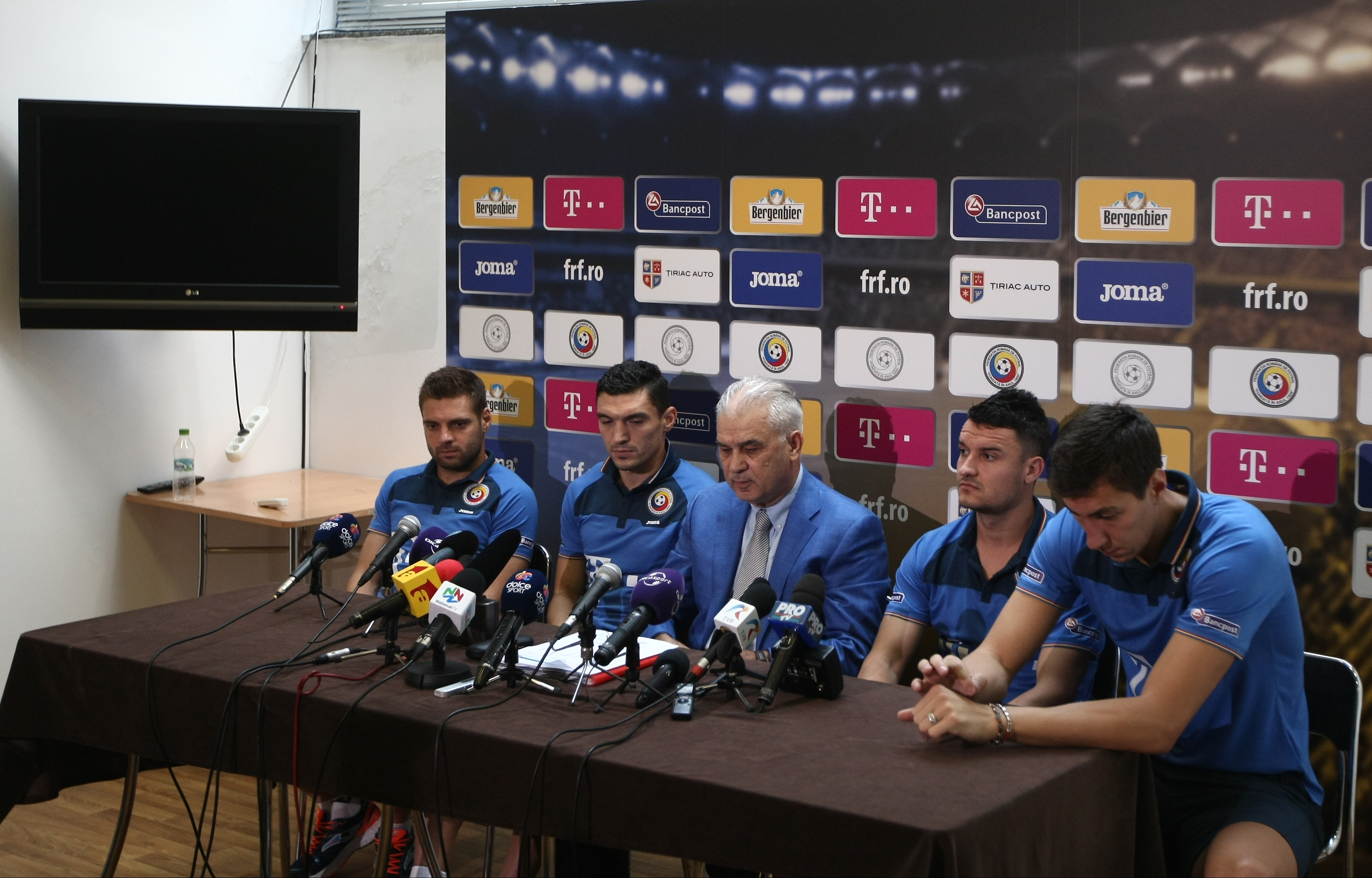 Schimb de replici fabuloase între Iordănescu și Budescu. ”Aștept să te apuci de fotbal”. ”Ce vrei, bă, cine ești?” / GALERIE FOTO