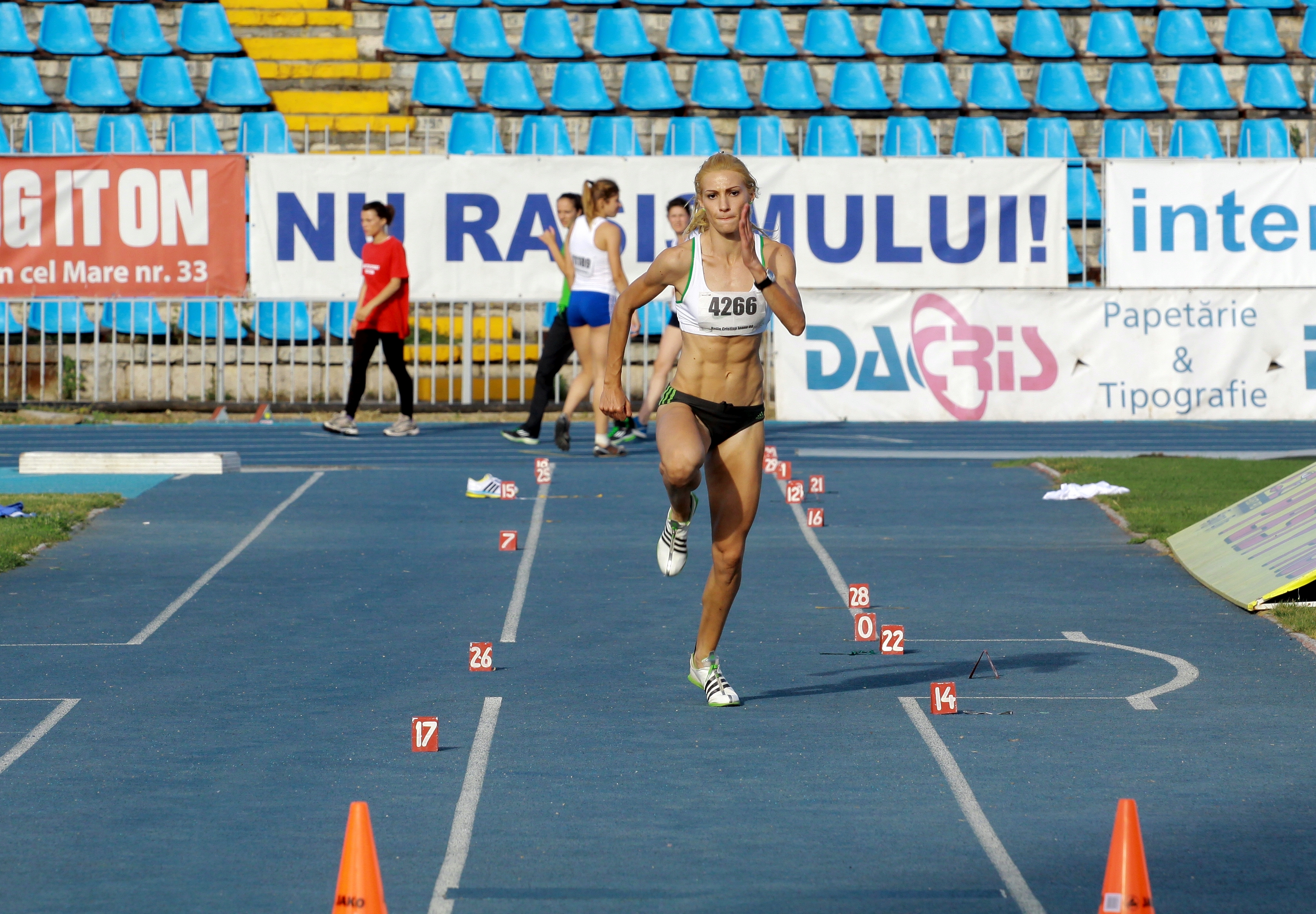 Cristina Bujin are șanse mari să prindă podiumul la CE indoor / GALERIE FOTO