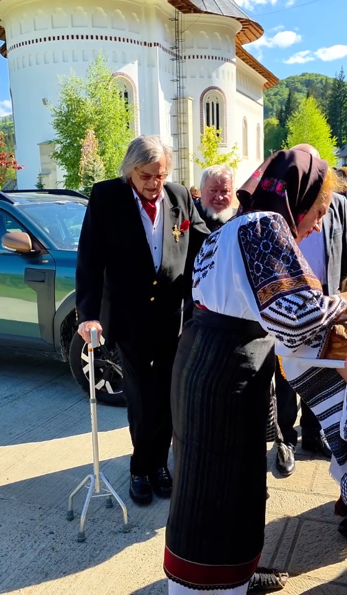 Apariția lui Florin Piersic în cârjă, la Putna. Marele actor și Sofia Vicoveanca au luat parte împreună la un eveniment cultural