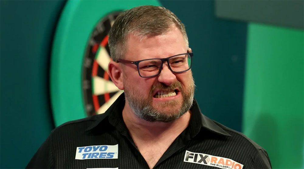 Ellenfele orra alá dörrentett a dartssztár - itt a videó, ezen röhög az internet