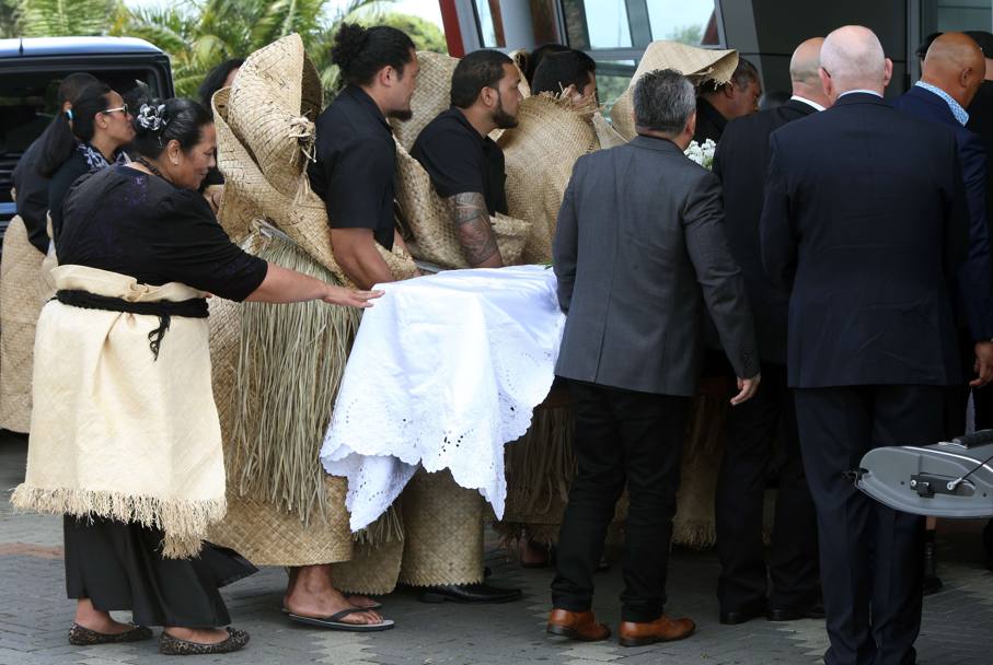 Imagini cutremurătoare de la căpătâiul lui Johan Lomu, decedat la doar 40 de ani! Copiii fostului star au purtat la ceremonie tricouri cu numărul 11 / GALERIE FOTO