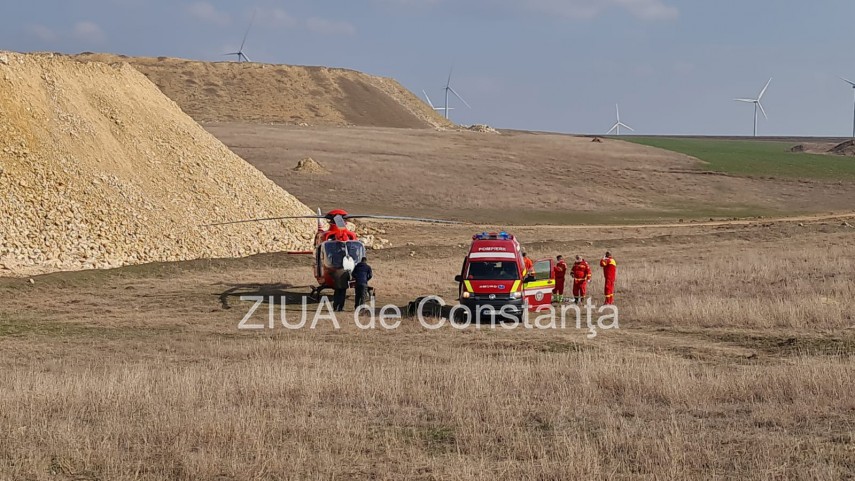 Un muncitor a murit, iar altul e grav rănit după ce au fost îngropați sub pietrele căzute dintr-o basculantă