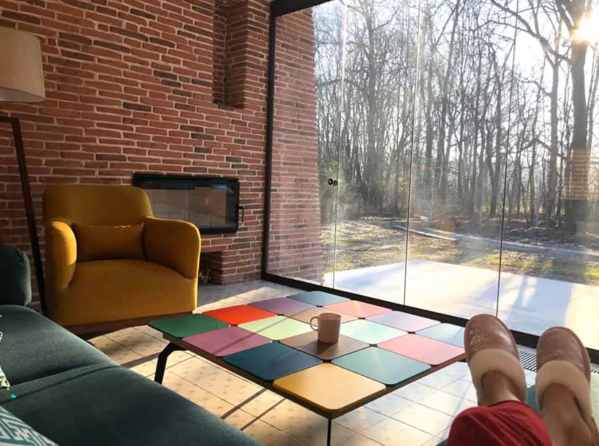 Imagini cu casa în care locuiește Mirela Vaida cu soțul și cei trei copii. Vila din Snagov a prezentatoarei e chiar lângă pădure