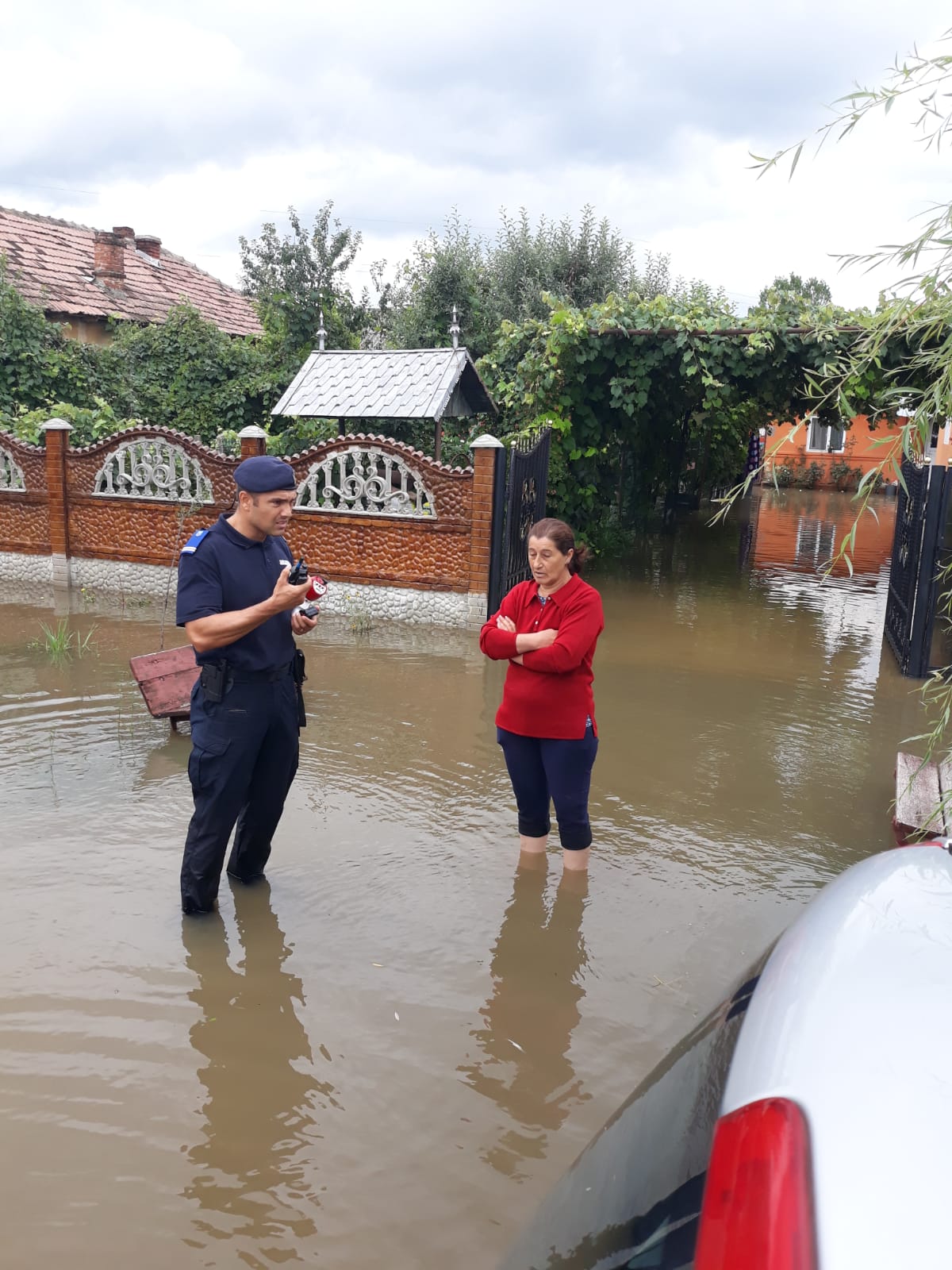 Aproape 70 de oameni au fost evacuați de jandarmi din case în Băbeni, Vâlcea. Râul Bistrița a ieșit din matcă / FOTO