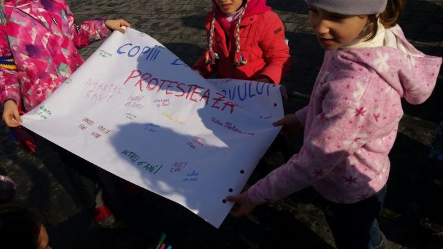 Peste 500 de mame au protestat la Brașov, alături de copii și bunici