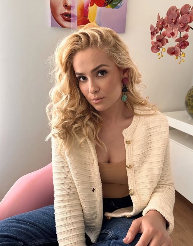 În ce țară s-a mutat Elena după divorțul de CRBL. Fosta soție a artistului a luat-o cu ea și pe Alessia, fiica lor