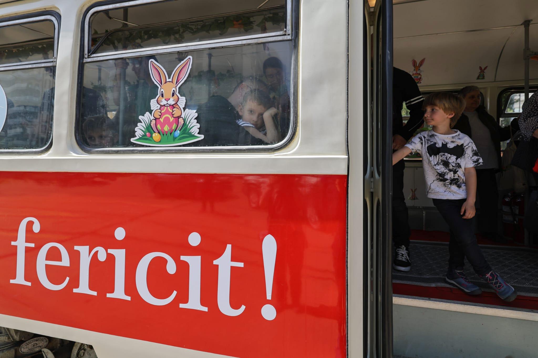 În „Tramvaiul iepurașului”, controlorii STB au împărțit ouă de ciocolată în loc de amenzi: „Mi-a plăcut că ne-au dat dulciuri și erau iepuri lipiți peste tot”